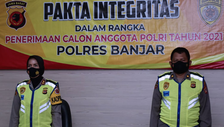 Kapolres Banjar saat mengikuti vicon Fakta Integritas di Aula Polres Banjar. (Foto: Humas Polres Banjar)