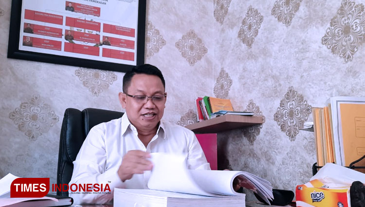 Kepala Seksi Pidana Umum (Kasipidum) Kejaksaan Negeri (Kejari) Pamekasan, saat memegang berkas perizinan dugaan pemalsuan dokumen KCM Pamekasan(Foto: Akhmad Syafi'i/TIMES Indonesia)