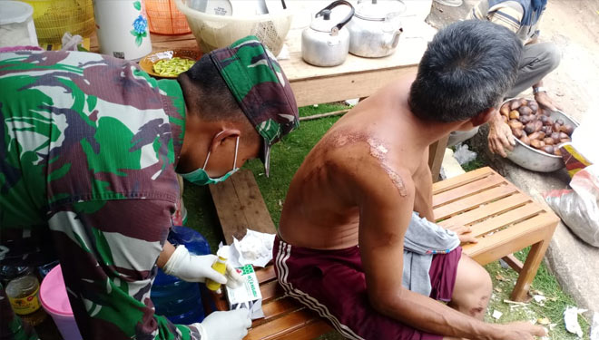 Tim kesehatan Kodam V/Brawijaya mulai menangani beberapa korban yang mengalami luka-luka akibat gempa di Malang, Rabu (14/4/2021).(Dok.Pendam Brawijaya) 