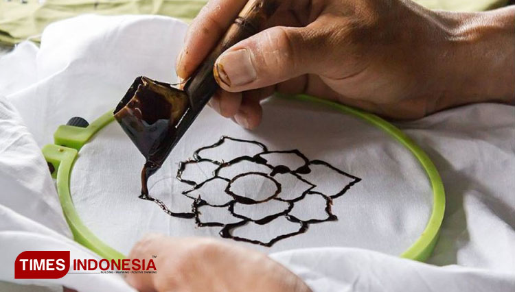 Drawing some batik at Tea Garden Resort, Subang, Jawa Barat. (Photo: Tea Garden Resort for TIMES Indonesia)