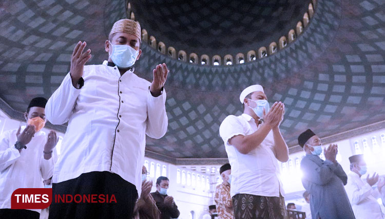 Umat muslim Surabaya melaksanakan salat wajib berjamaah di masjid nasional Al Akbar. (Foto: dok. TIMES Indonesia) 