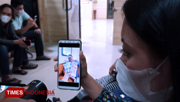 Salah satu korban menunjukkan bukti yang menguatkan laporan kasus investasi abal-abal di Banyuwangi. (FOTO: Agung Sedana/ TIMES Indonesia)