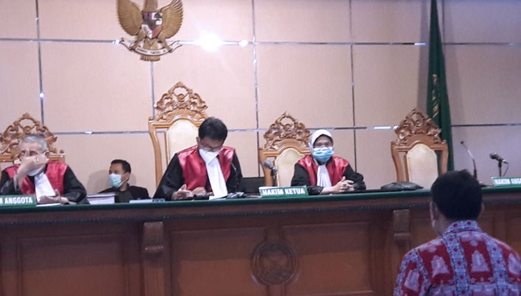 Pengadilan Tipikor Bandung menggelar sidang perdana kasus dugaan korupsi oleh Wali Kota Cimahi nonaktif Ajay M Priatna di PN Tipikor Kota Bandung, Rabu (14/4/21). (FOTO: Arif/TIMES Indonesia)