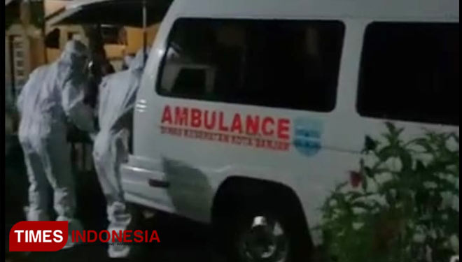 Tim medis saat mengevakuasi jenazah pasien Covid-19 yang menjalani isoman di rumahnya. (Foto:Susi/TIMES Indonesia)