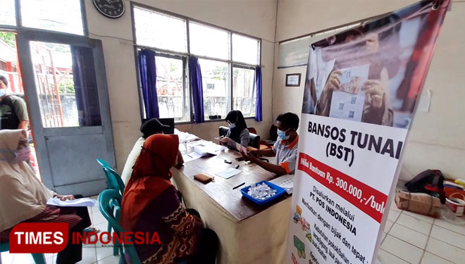 Warga mengambil Bantuan Sosial Tunai (BST). (Foto: dok. Times Indonesia)