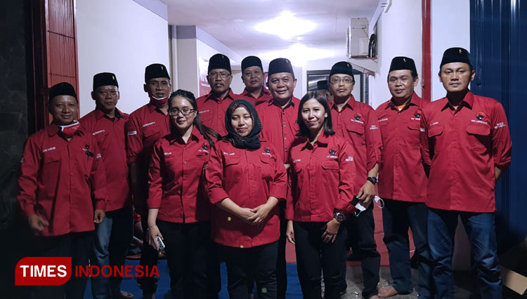 Ketua DPC PDIP, I Made Rian Diana Kartika bersama para anggota saat meresmikan kantor pertama PAC di Lowokwaru, Kota Malang. (Foto: DPC PDIP Kota Malang for TIMES Indonesia)