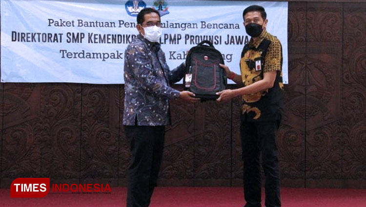 Kepala LPMP Jawa Timur, Dr Rizqy, SPd MPd saat menyerahkan bantuan secara simbolis  kepada Sekda Kabupaten Malang, Dr Ir Wahyu Hidayat MM. (Foto : Binar Gumilang/TIMES Indonesia).