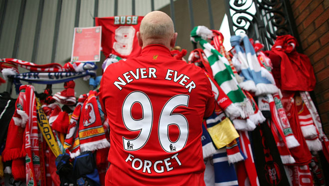 Fans Liverpool berdoa mengenang Tragedi Hillsborough. (GETTY IMAGES)