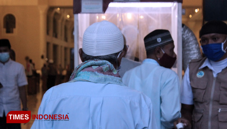 Masyarakat Surabaya beribadah di masjid nasional Al Akbar. (FOTO: Faisal Rizky/TIMES Indonesia) 
