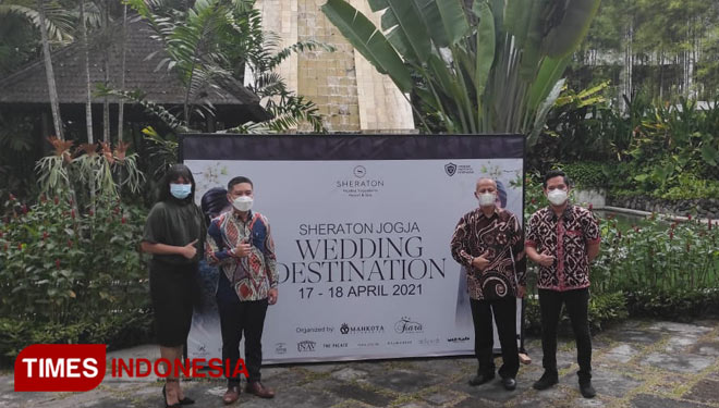 General Manager Sheraton Mustika Yogyakarta, Harry Suryadharma didampingi pengamat pariwisata dan perwakilan dari Mahkota Wedding Organizer dalam konferensi persnya. (Foto: Hendro S.B/TIMES Indonesia)