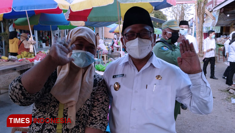 Wabup Sugirah bersama Norhasanah, si penjual gorengan keliling (Foto: Hafid Nurhabibi/TIMES Indonesia).