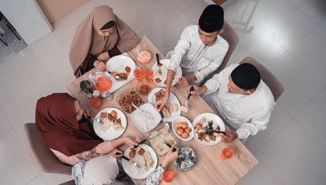 Ilustrasi buka puasa Ramadan. (FOTO: iStock).
