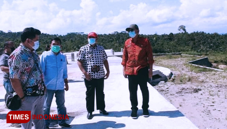 Kunjungan Bupati Pangandaran Jeje Wiradinata dan Sekretariat Daerah Kusdiana ke lokasi pembangunan kantor pemerintah Kabupaten Pangandaran (Foto: Syamsul Ma'arif/TIMES Indonesia)