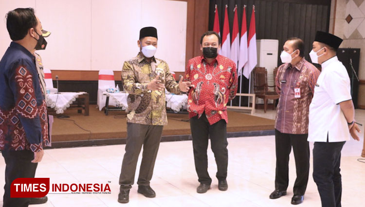 Bupati Fandi Akhmad Yani saat berbincang dengan Forkopimda serta Rektor Universitas Muhammadiyah Gresik usai rakor persiapan PTM (FOTO: Humas Pemkab Gresik for TIMES Indonesia).