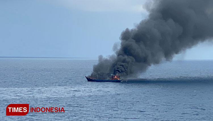 KM Bintang Jaya Mandiri saat terbakar di perairan laut Jawa. (Foto: dok MT Queen)