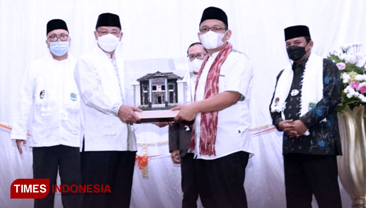 Bupati Majalengka, Karna Sobahi (kiri) dan Ketua KPUD Majalengka, Agus Syuhada (kanan) saat peresmiaan gedung baru KPU Majalengka. (FOTO: KPUD Majalengka for TIMES Indonesia)