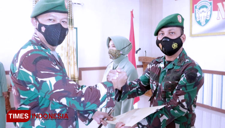 Dandim 0105/Abar, Letkol lnf Dimar Bahtera, S.Sos, MAP dan Lettu lnf Rais, S.AP di Aula Makodim setempat (Foto: T. Khairul Rahmat Hidayat/TIMES Indonesia)