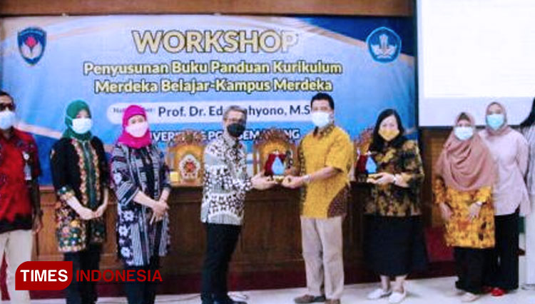 Rektor Universitas PGRI Semarang, Dr. H. Muhdi dalam sebuah kegiatan. (FOTO: Mushonifin/ TIMES Indoensia)