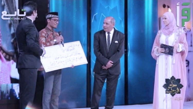 Mukhlis Latasi, mahasiswa asal Indonesia mengharumkan nama negara dengan memenangi kompetisi internasional Puji Rasul yang diselenggarakan TV Iqra.