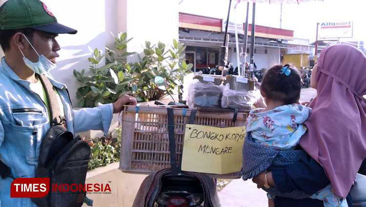 Penjual bongko kopyor di Kecamatan Ujungpangkah Kabupaten Gresik. (Foto: Akmal/TIMES Indonesia)