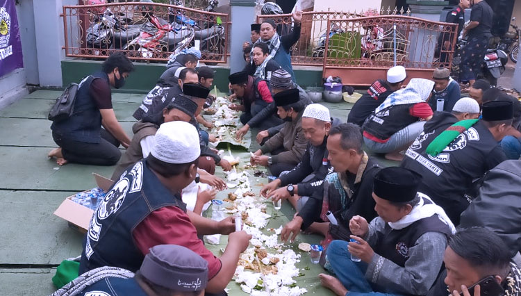 BGSC Ciamis makan  nasi liwet yang disediakan warga sekitar Masjid di Ciamis (foto: BGSC Ciamis)
