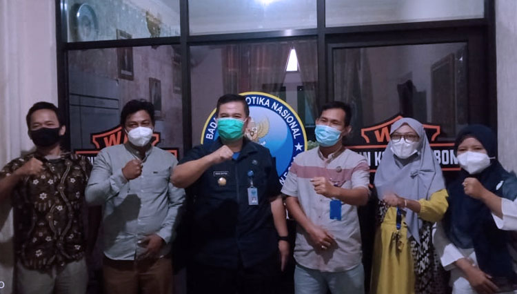 Pertemuan Pengasuh Ponpes Al Hidayah, Ustaz Ahmad Ali Syihab dan Kepala BNN Kota Cirebon, AKBP Yaya Satyanagara di Kantor BNN Cirebon, di Jalan Dokter Sudarsono, Kota Cirebon, Jumat (16/4/2021). (Foto: BNN Kota Cirebon for TIMES Indonesia)
