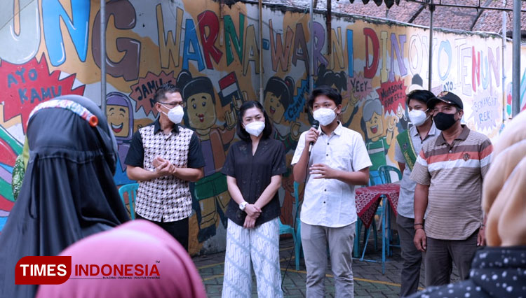 Areya saat memberikan sosialisasi mengenai pengelolahan sampah makanan di Dinoyo Surabaya didampingi oleh GM Hotel Mercure Grand Mirama Surabaya (Foto: Salman/TIMES Indonesia)