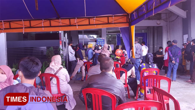 Sejumlah warga Kota Tasikmalaya mengantri  mencari informasi dan jadwal pencairan BLT BPUM di salah satu Unit BRI, Jalan Ir. H. Juanda, Kelurahan Bungursari, Kecamatan Bungursari, Kota Tasikmalaya (FOTO: Harniwan Obech/TIMES Indonesia)