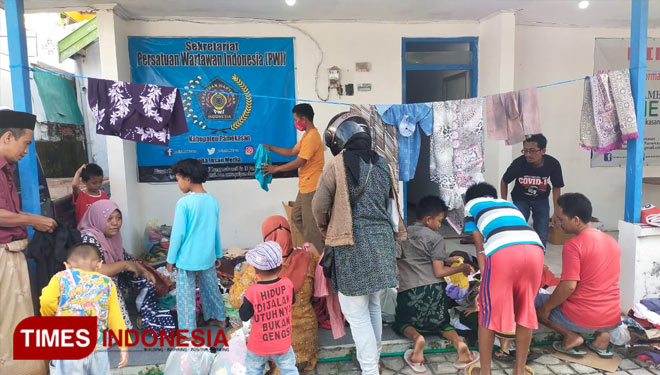 Bazar baju yang berlangsung di halaman kantor Persatuan Wartawan Indonesia (PWI) Pamekasan. (Foto: Akhmad Syafi'i/TIMES Indonesia)
