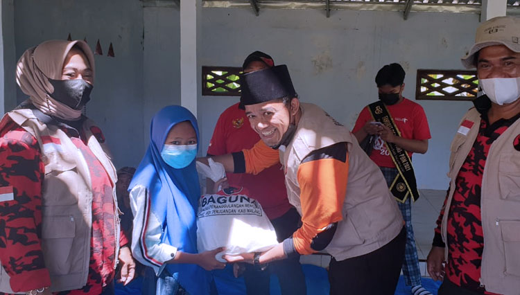 DPC PDI Perjuangan Kabupaten Malang dan Baguna ketika menyalurkan bantuan bagi Korban Gempa Malang. (Foto: PDI Perjuangan Kabupaten Malang for TIMES Indonesia)
