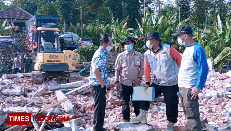 Plt Kepala DPKPCK Kabupaten Malang, Imam Suyono ketika berkoordinasi mengenai penanganan bencana Gempa Malang. (Foto: Binar Gumilang/TIMES Indonesia)