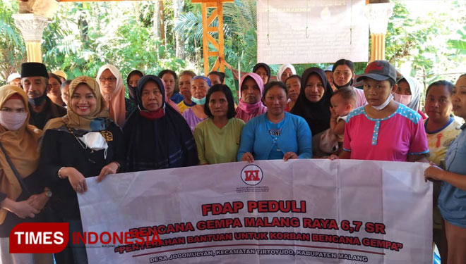 Forum Dosen Akuntansi Publik (FDAP) Indonesia membagikan paket sembako dan uang tunai kepada warga terdampak gempa Malang. (Foto: Dok. FADP for TIMES Indonesia)