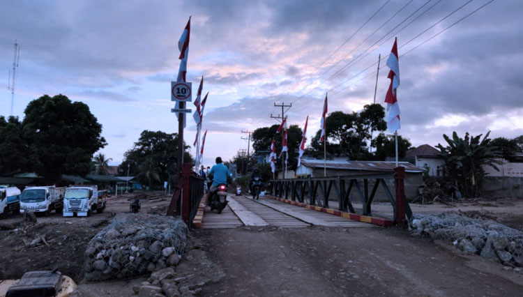 BPJN Kementerian PUPR RI NTT, Ditjen Bina Marga bekerjasama dengan TNI AD selesaikan pemasangan Jembatan Bailey sebagai pengganti sementara Jembatan Waiburak 2 di Kabupaten Flores Timur. (FOTO: Biro Komunikasi Publik Kementerian PUPR RI)