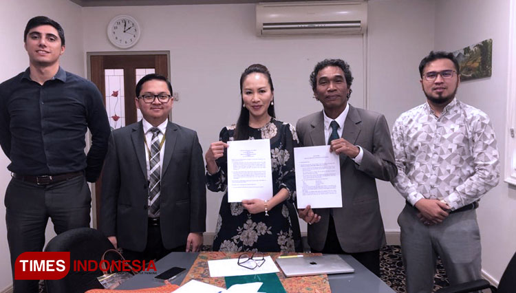 Ketua BBBI NSW, Kestity Pringgoharjono (tengah) bersama Fungsi Pensosbud KJRI Sydney (Foto: KJRI Sydney for TIMES Indonesia)