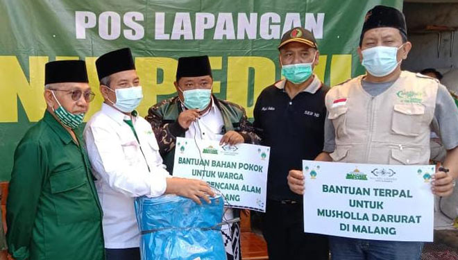 Ketua Lazisnu Kota Surabaya, Yusuf (tengah) secara simbolis memberikan bantuan kepada korban gempa melalui PCNU Kabupaten Malang, Sabtu (17/4/2021). (Foto: Dok.Lazisnu Kota Surabaya) 