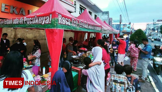 Pelataran beberapa toko di Jalan Tentara Pelajar tepatnya di Kampung Empang Wetan, Kelurahan Empangsari, Kecamatan Tawang, Kota Tasikmalaya, dijadikan arena Kuliner Ramadan yang digagas oleh para pemuda-pemudi yang tergabung dalam Paguyuban Gelatik Mas (F
