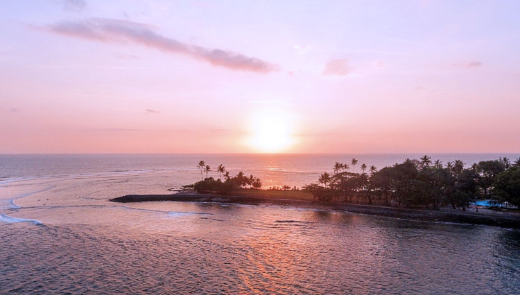 Suasana Sunset atau tenggelamnya matahari saat sore hari di kawasan wisata Senggigi. (FOTO: Dinas Kominfo Lombok Barat)
