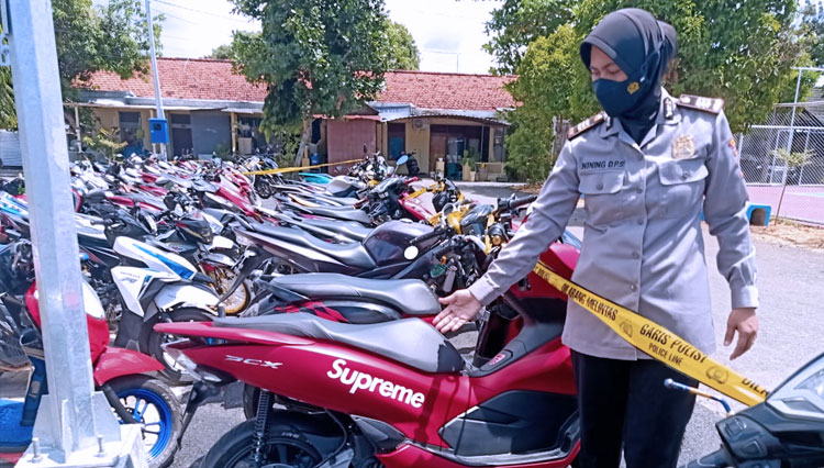 Sebebanyak 120 sepeda motor hasil razia saat diamankan di Lapangan Sarja Arya Racana, Polres Pamekasan (FOTO: Polres Pamekasan)