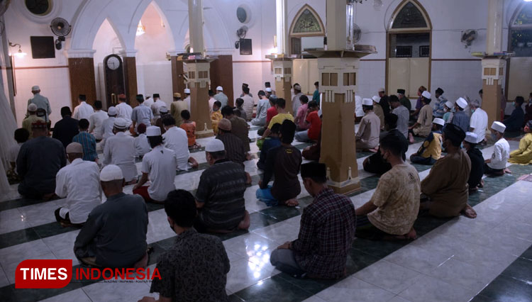 Suasana Masjid Peneleh Surabaya zb