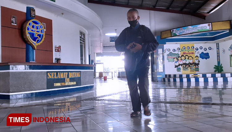 Seorang calon penumpang melintas di pintu masuk Terminal Tipe A Indihiang, Kota Tasikmalaya, Jawa Barat, yang lengang tanpa kerumunan penumpang. (Foto: Harniwan Obech TIMES Indonesia)