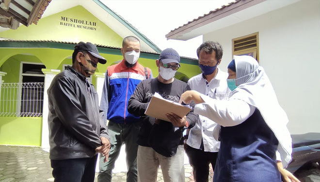 Tim gabungan bentukan Pemda Indramayu melakukan verifikasi guna penggantian kerugian warga terdampak ledakan kilang Pertamina RU VI Balongan. (Foto: Pertamina RU VI for TIMES Indonesai)
