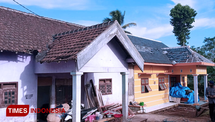 Kondisi rumah yang rusak sedang akibat Gempa Malang. (Foto: Binar Gumilang/TIMES Indonesia)