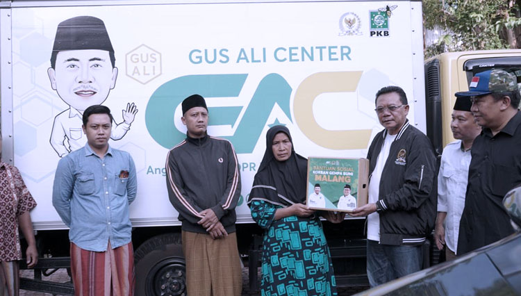 Anggota DPR RI Gus Ali ketika memberikan bantuan kepada korban Gempa Malang. (Foto: Gus Ali Center for TIMES Indonesia)