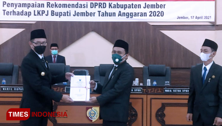 Wabup Jember, MB Firjaun Barlaman saat menerima rekomendasi dari DPRD Jember yang disampaikan oleh Ketua DPRD Jember, Itqon Syauqi dalam Paripurna, Sabtu (18/4/2021) malam. (Foto: Muhammad Faizin/TIMES Indonesia)