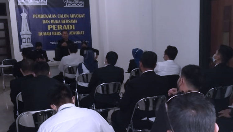 Para calon advokat Peradi RBA ketika mengikuti pembekalan. (Foto: Peradi RBA for TIMES Indonesia)