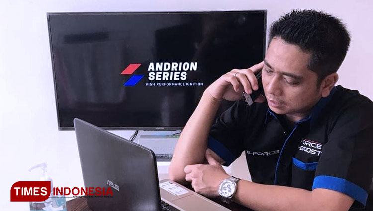 Andres Sianipar, penemu teknologi penguat pengapian mesin mobil Andrion Series. (foto: Lingga Archie/DJ TIMES Indonesia)
