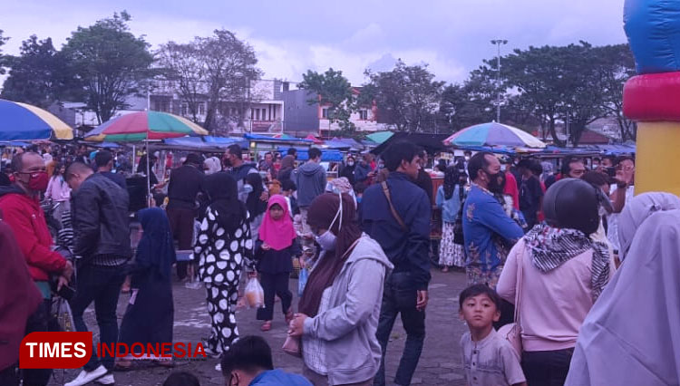 Lapangan Dadaha dijadikan sebagai tempat favorit untuk ngabuburit menunggu adzan magrib, sambil berburu takjil (FOTO: Harniwan Obech/TIMES Indonesia)