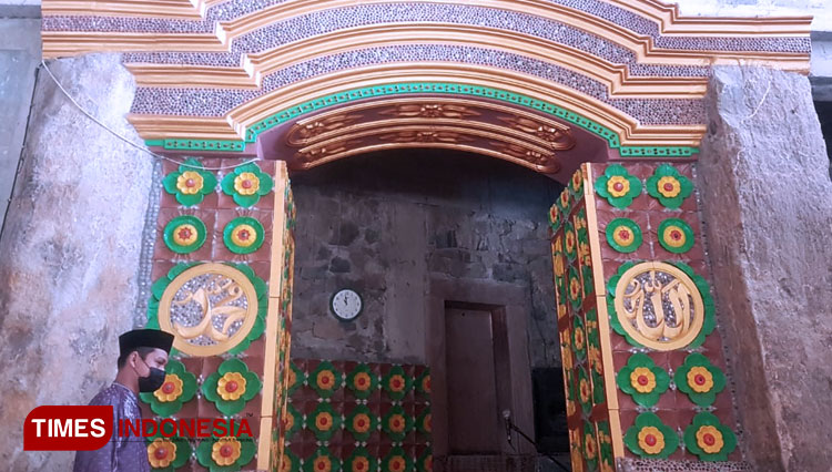 Masjid unik di Ngawi, ada 47 tiang yang terbuat dari batu akik. (Foto: M.Miftakul/ TIMES Indonesia)