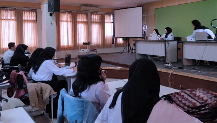 suasana didalam ruang auditorium (luring) Dan Pemateri via zoom meeting. 