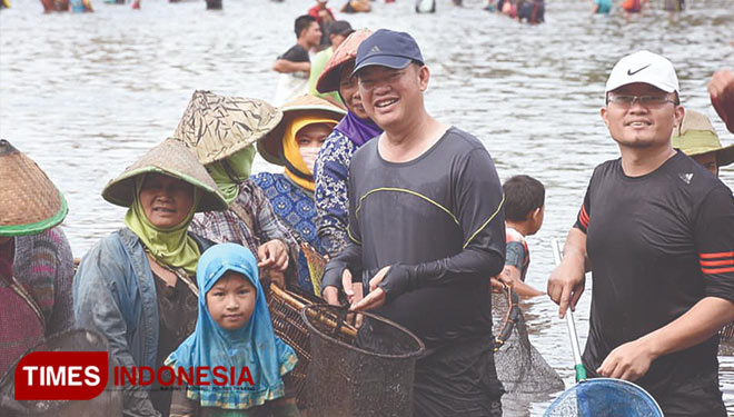 Wacanakan Festival Bubus Tebat Ramadan, Kak Pian Ikut ‘Nanggok’ Ikan di Tebat Libagh